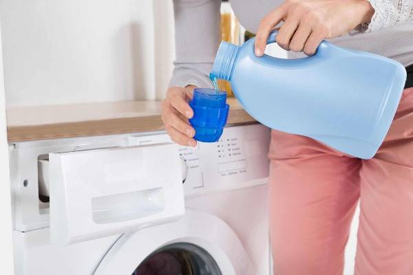 Sử dụng nước giặt có tính tẩy thấp để hạn chế quần áo phai màu khi giặt