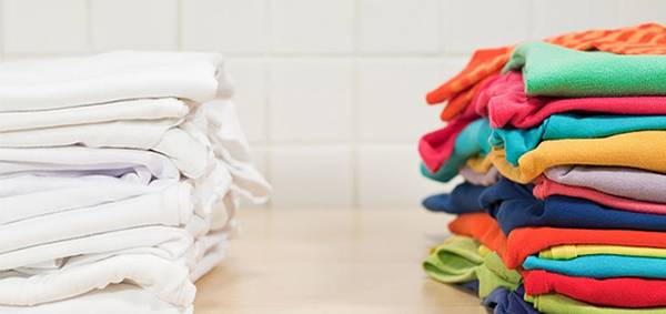Cách giặt quần áo phai màu hiệu quả nhất là phân loại quần áo