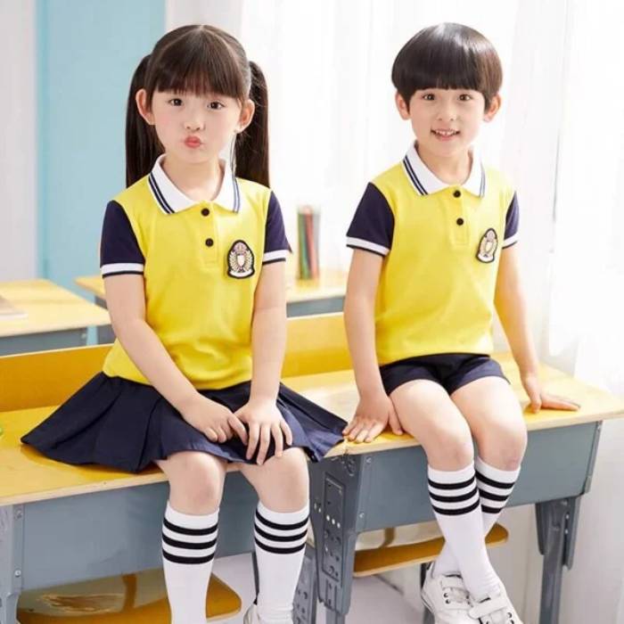 Mẫu áo lớp màu vàng đen năng động, tự tin cho học sinh tiểu học 