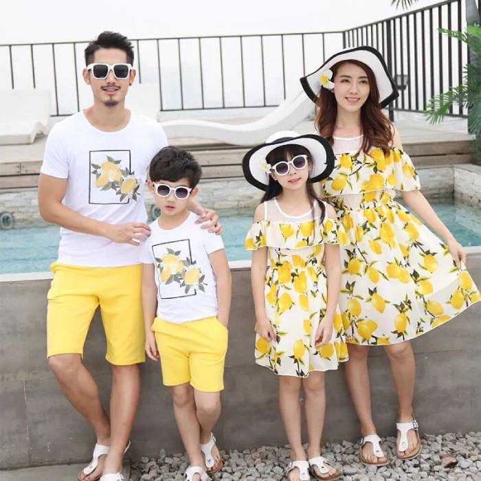 Mẫu váy áo gia đình màu trắng vàng họa tiết cây trái đẹp 