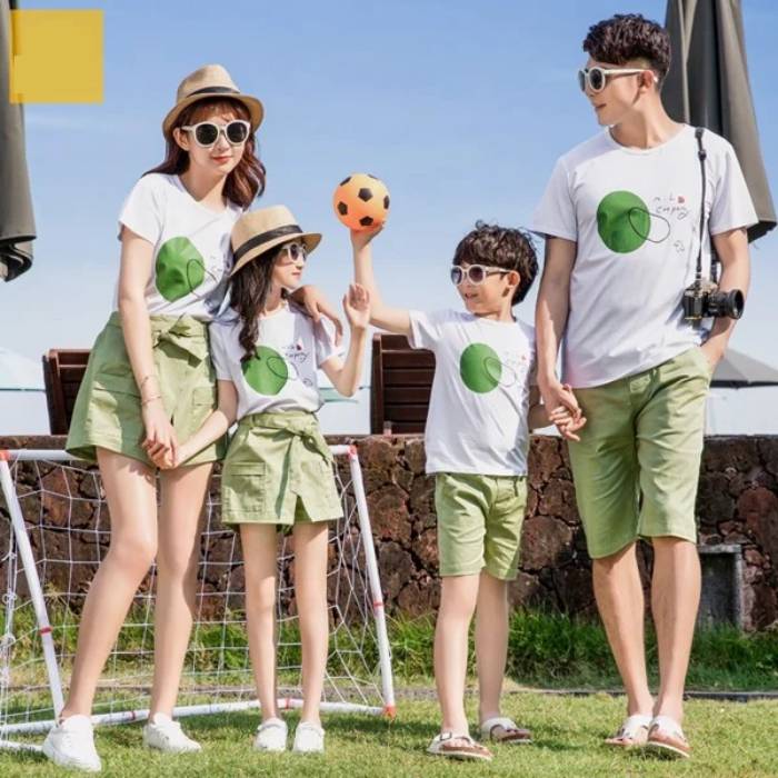 Mẫu áo gia đình màu trắng - xanh lá cây tươi mát 