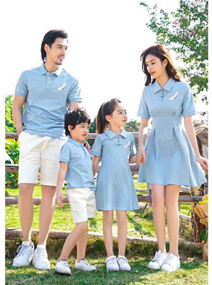 Máu áo váy gia đình màu xanh biển đẹp với hình in nhỏ trước ngực 