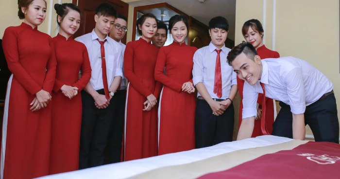 Mẫu áo dài trắng màu đỏ dành cho nữ sinh trường Nguyễn Tất Thành
