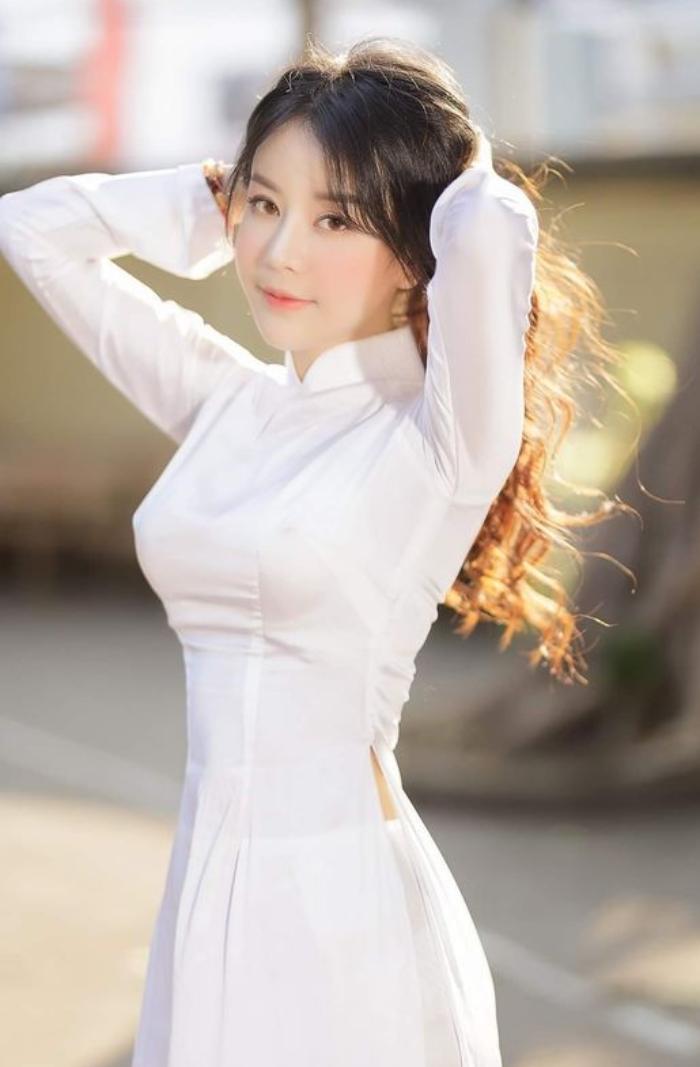 Áo dài trắng mang vẻ đẹp tinh khôi giúp tôn nét nữ tính của các nữ sinh