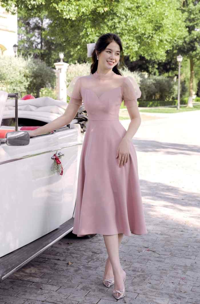 Mẫu váy prom cho học sinh tone màu hồng chủ đạo