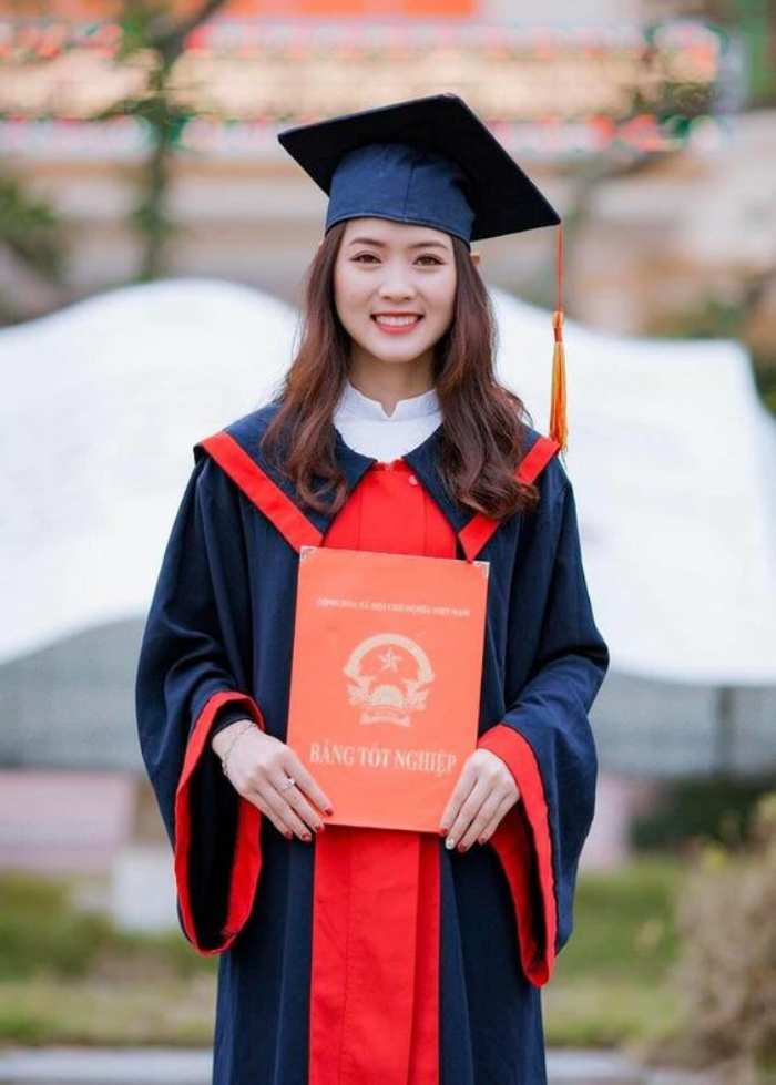 Nữ sinh tự tin diện áo tốt nghiệp cuối cấp